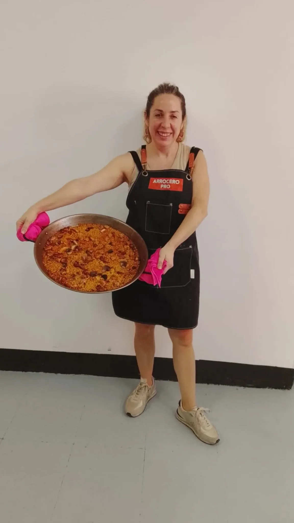 Alumna del curso Arrocero Pro con su paella recién hecha